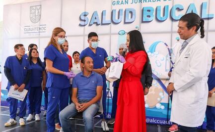 Sandra Cuevas entrega prótesis dentales durante jornada de salud bucal