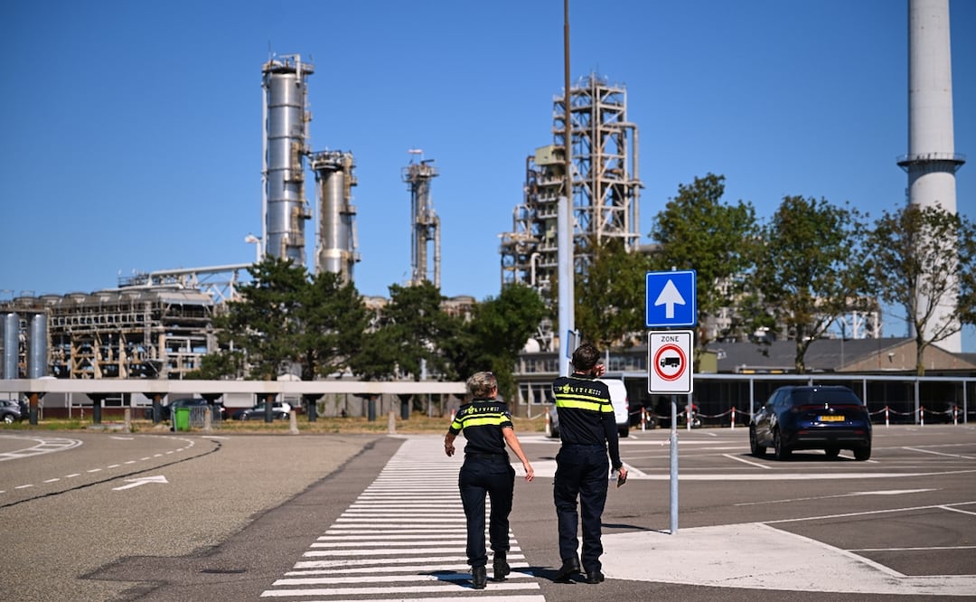 La explosión ocurrió en una refinería y terminal de combustible operada por Gunvor Energy en una sección industrial del extenso recinto portuario. Foto: AP
