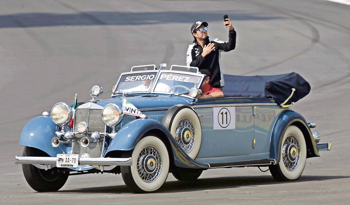 En el desfile de pilotos, Checo circuló en un auto clásico (HENRY ROMERO. REUTERS)