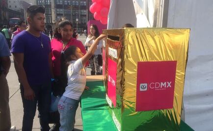 Niños escriben carta a los Reyes Magos en el Zócalo