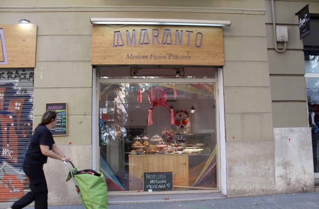 Liliana Cruz tiene su pastelería artesanal mexicana en la calle de Bailén, vialidad arbolada retocada con bancas públicas en Villa de Gracia, en Barcelona, España. 