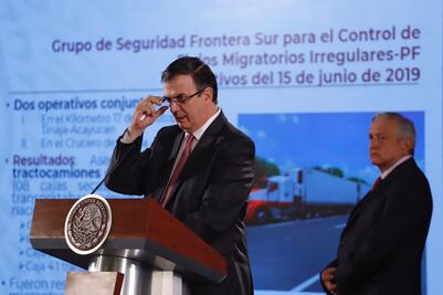 Se aplicará extinción de dominio a transportistas que trafiquen con personas: Ebrard