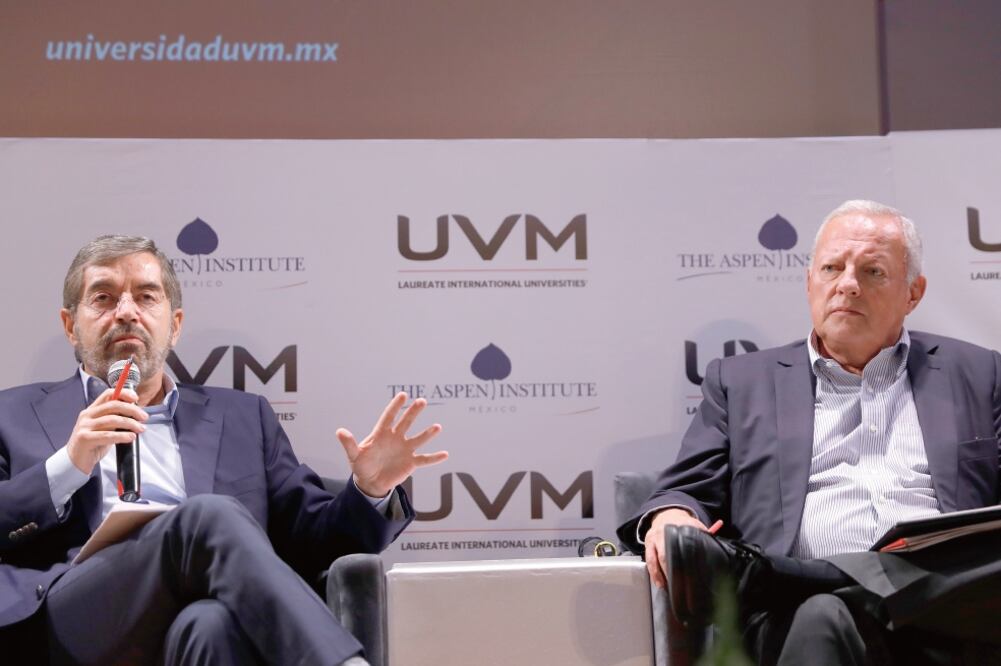 En un foro en la Universidad del Valle de México, Juan Ramón de la Fuente y Federico Reyes Heroles coincidieron en que la familia y la escuela deben fomentar valores en los jóvenes. FOTO: IVÁN STEPHENS. EL UNIVERSAL