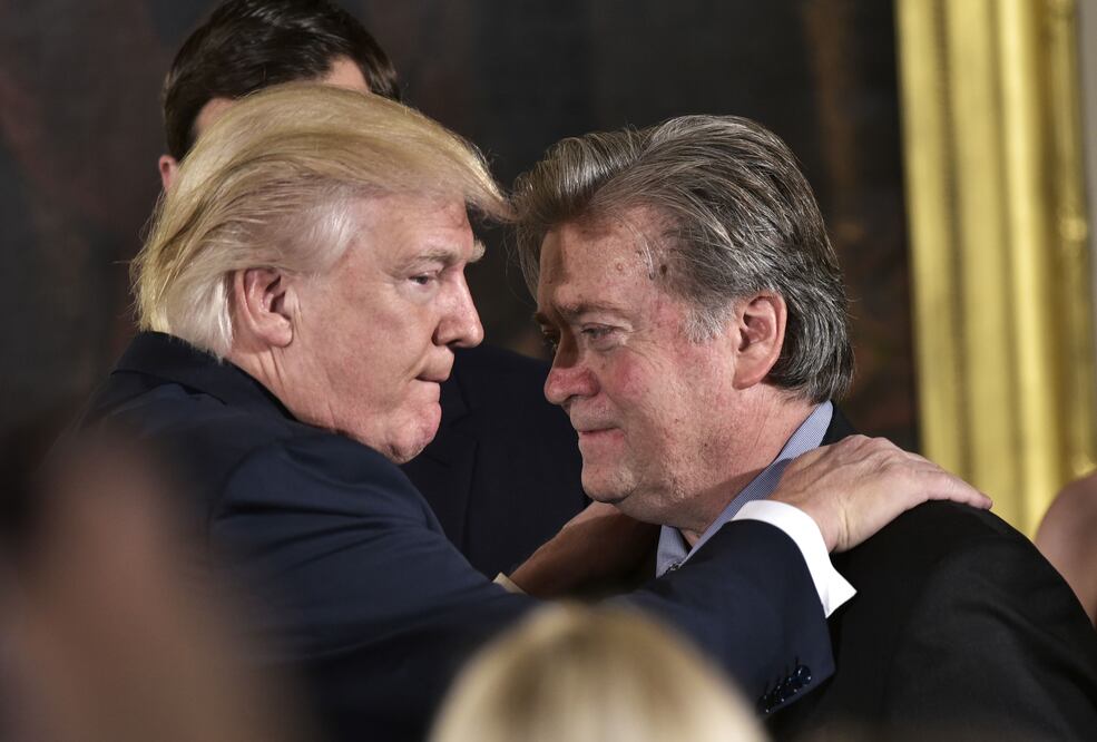 El presidente Donald Trump rechazó ofrecer su respaldo a su estratega en jefe, Stephen Bannon, diversos informes de prensa aseguran que ha perdido influencia. (Foto: AFP)