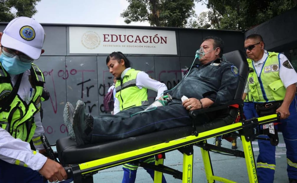 Se atienden a elementos de la policía que resultaron heridos después del enfrentamiento contra maestros integrantes al CNTE que intentaron ingresar a las instalaciones de la SEP en Av. Universidad. Foto: Luis Camacho / EL UNIVERSAL
