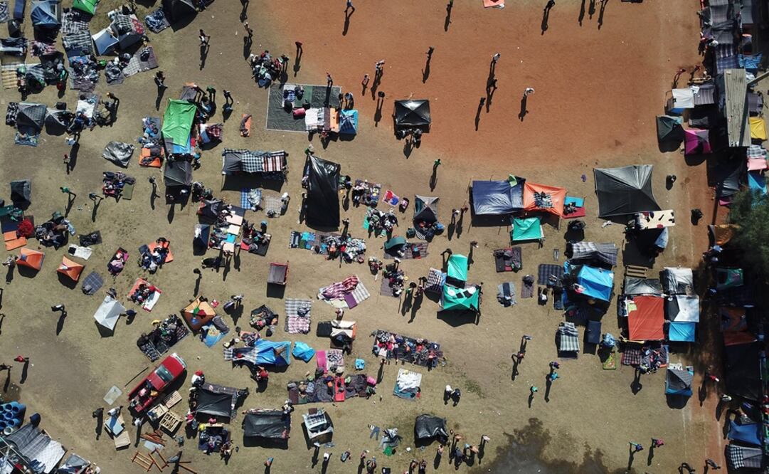 Vista aérea que muestra a migrantes centroamericanos en un albergue habilitado en la Unidad Deportiva Benito Juárez, en Tijuana. Foto: EFE