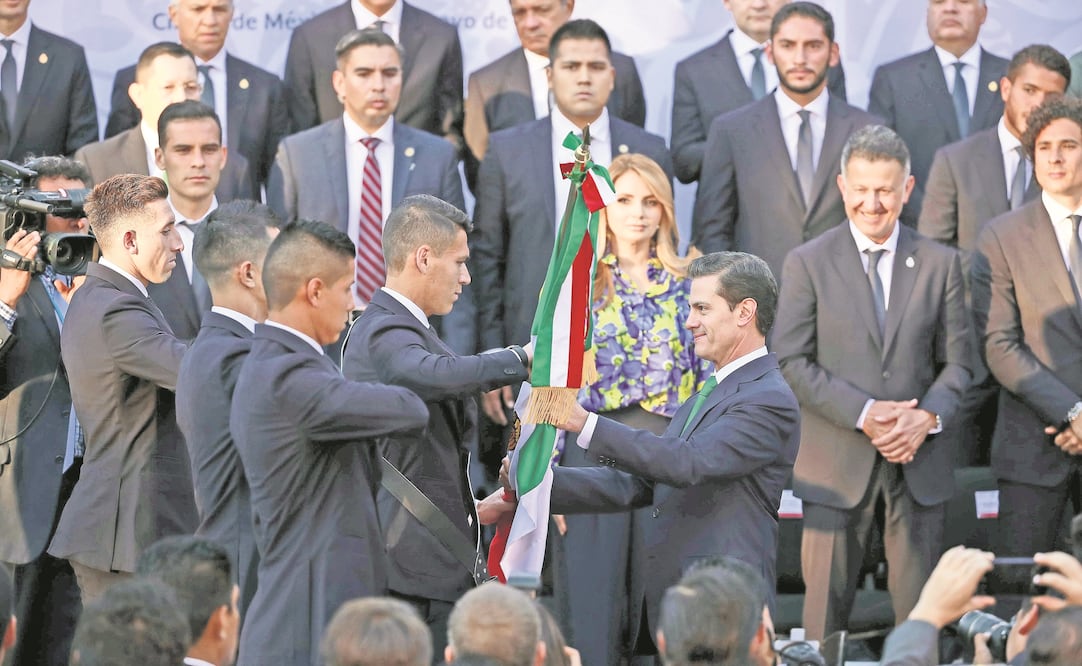 Selección mexicana abanderada por el Presidente Enrique Peña Nieto. (Foto: EFE)