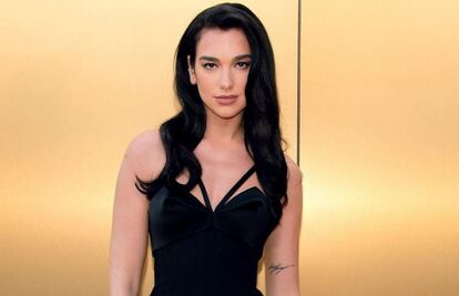 Dua Lipa lleva el accesorio masculino que será tendencia