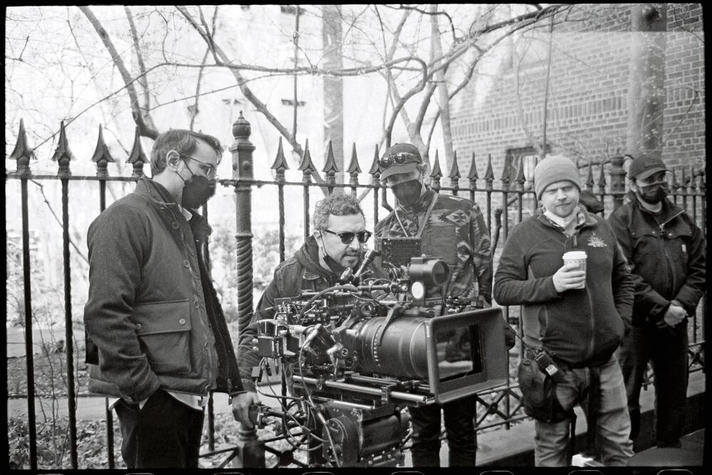 Ruizpalacios durante el rodaje de La cocina, filmada a blanco y negro, que aspira al Oso de Oro. Foto: Filmodora