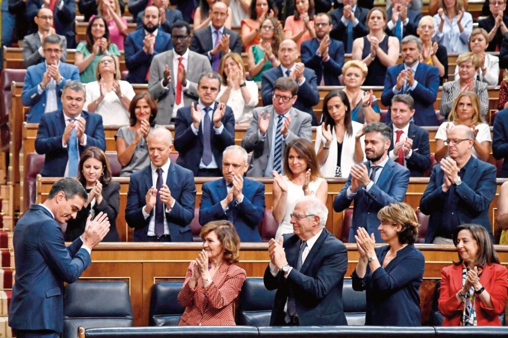 El presidente en funciones de España, Pedro Sánchez (izquierda), ayer luego de hablar en el Parlamento, en Madrid. Foto/OSCAR DEL POZO. AFP