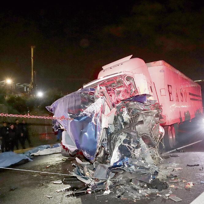 El tráiler que conducía Ana “N” aplastó a 10 vehículos en la autopista México-Toluca. El choque dejó 10 muertos y con lesiones a 14 personas. (ARCHIVO EL UNIVERSAL)
