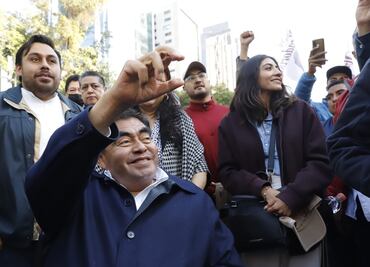 Con todo y silla de ruedas, Barbosa asiste a marcha de AMLO en la CDMX