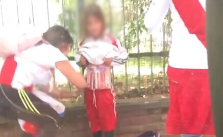 Seguidora de River Plate esconde bengalas en sus hijos