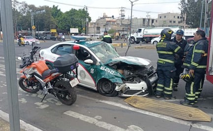 Choca auto contra patrulla de PBI en Eje 5 Sur y Guelatao, Iztapalapa; hay 2 elementos heridos