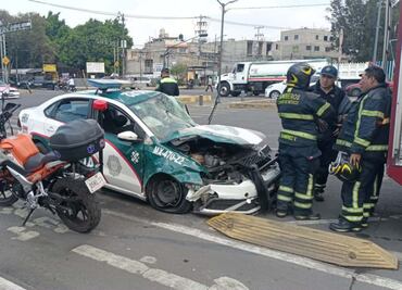 Choca auto contra patrulla de PBI en Eje 5 Sur y Guelatao, Iztapalapa; hay 2 elementos heridos