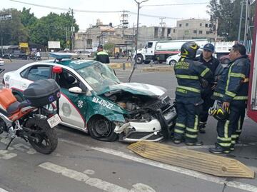 Choca auto contra patrulla de PBI en Eje 5 Sur y Guelatao, Iztapalapa; hay 2 elementos heridos