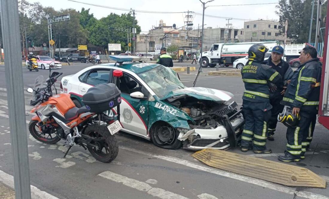 Auto choca contra patrulla de PBI en Iztapalapa (26/03/2025). Foto: Captura de pantalla X @Gposiadeoficial
