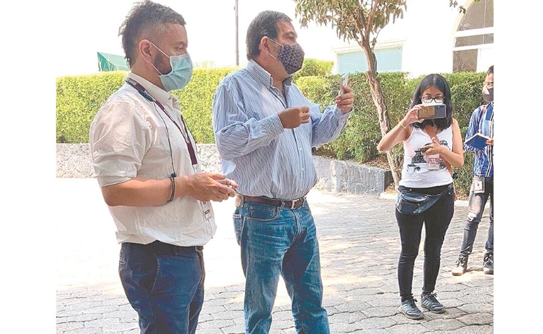 Juan Carlos Gutiérrez Bonet (de azul), director del SACPC, durante la reunión con los trabajadores en Los Pinos. Foto: ESPECIAL
