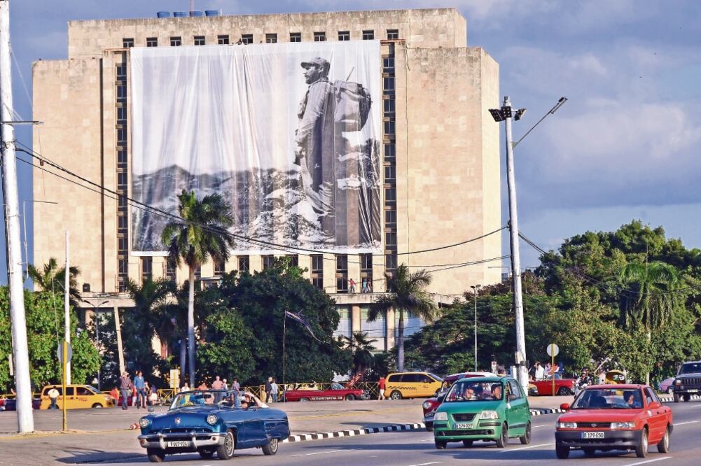 Los cubanos cambiaron las estructuras para los festejos del desembarco del Granma por vallas que se usarán en el homenaje a Fidel Castro, en la Plaza de la Revolución (ROLANDO PUJOL. EFE)