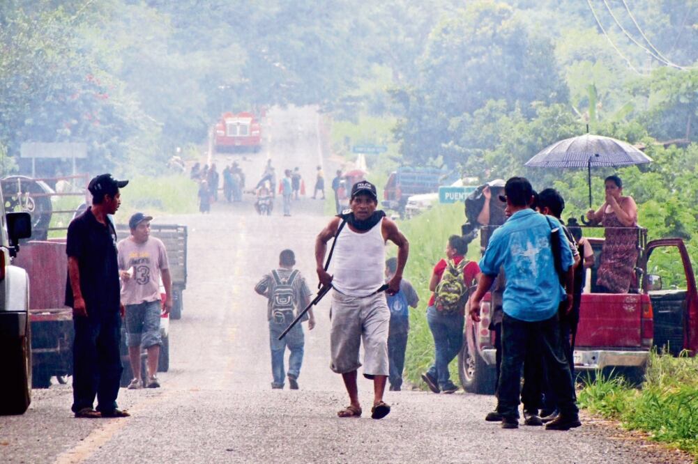 La mañana de ayer, en el municipio de Aquila se activó un bloqueo sobre la carretera federal 200 que va de Tecomán a Lázaro Cárdenas (RAÚL TORRES. EL UNIVERSAL)