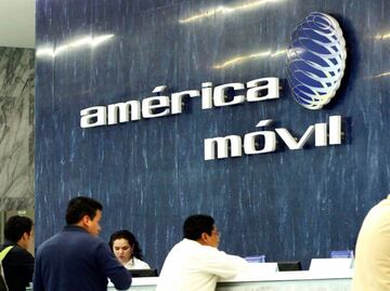 Ganancias de América Móvil, de Carlos Slim, caen 78% en el primer semestre de 2024