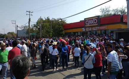 Vehículos varados por bloqueo de CNTE en carretera de Oaxaca