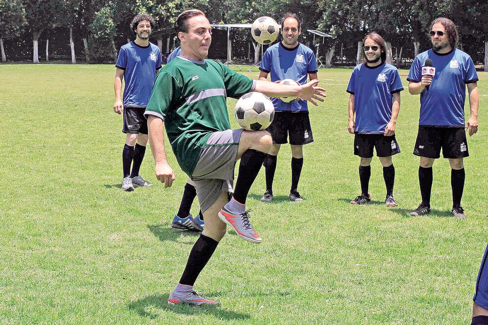 El "Gallito Feliz" colabora con la agrupación Cariño, en el tema “Entre la espada y la pared”, en donde muestra sus dotes futbolísticos (AGUSTIN SALINAS. EL UNIVERSAL)