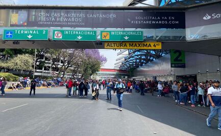 Tras 6 horas de protesta, maestros de la CNTE liberan terminales aéreas del AICM; "Solo en México pasa esto", se quejan usuarios