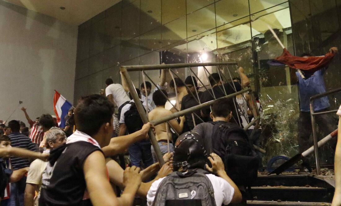 Manifestantes atacan la sede del Congreso Nacional en Asunción. (EFE)