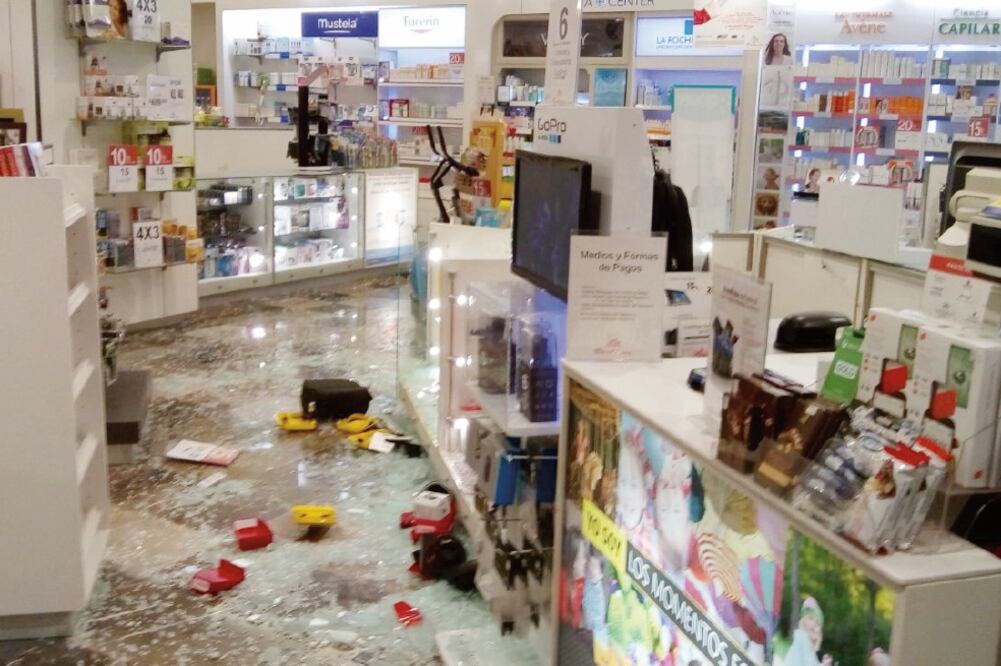 Tres sujetos con mazos entraron a la tienda y destrozaron anaqueles; robaron 36 consolas de videojuegos, seis celulares y cuatro cámaras digitales. (ARCHIVO EL UNIVERSAL)