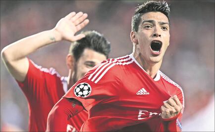 Raúl Jiménez gana su primer título en Europa