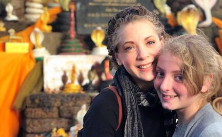 Constanza, hija de Edith González, visita con música la tumba de su madre