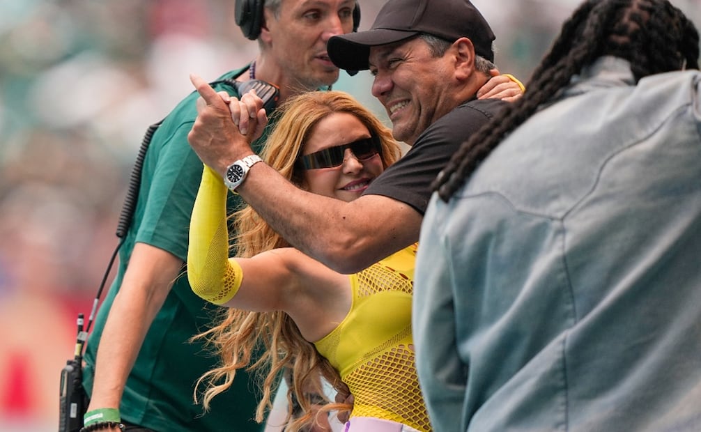 Shakira y Antonio Mebarak bailan en la cancha. Foto: AP.