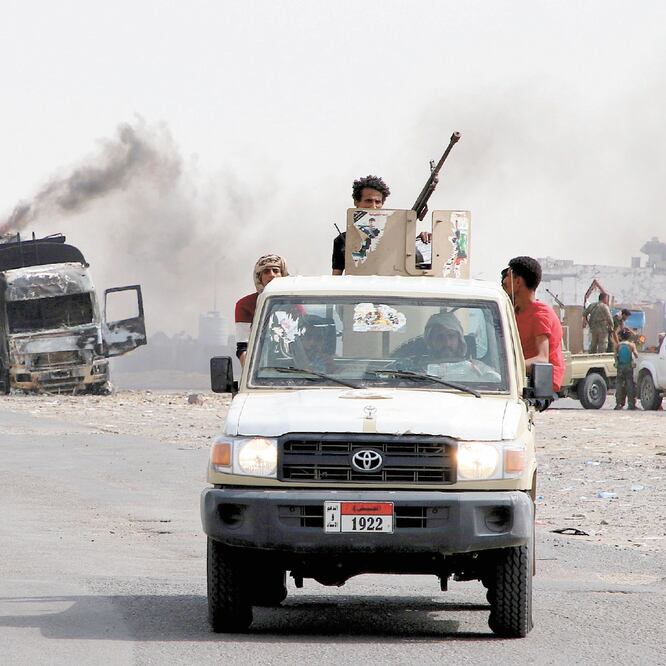 Separatistas yemeníes patrullan un camino en Adén, en agosto. De acuerdo con un think tank, la violencia en Yemen evolucionó negativamente. REUTERS