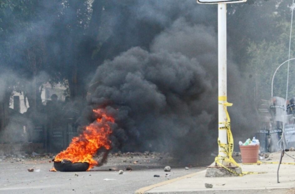 Migrantes se enfrentan con piedras y palos a la Guardia Nacional en Chiapas