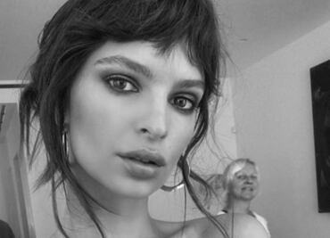 Emily Ratajkowski publica sexy foto semidesnuda
