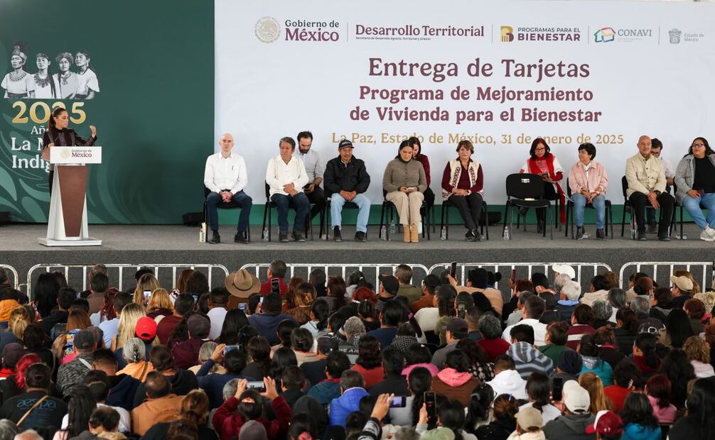 La presidenta de México, Claudia Sheinbaum realiza la Entrega de Tarjetas de Mejoramiento de Vivienda para El Bienestar en Los Reyes La Paz, la acompañan, la gobernadora del Estado de México, Delfina Gómez y Martha Guerrero, Presidenta de La Paz.
Foto: Luis Camacho/EL UNIVERSAL