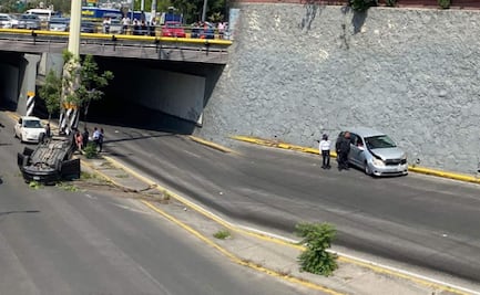 Choque y volcadura dejan tres lesionados en Naucalpan