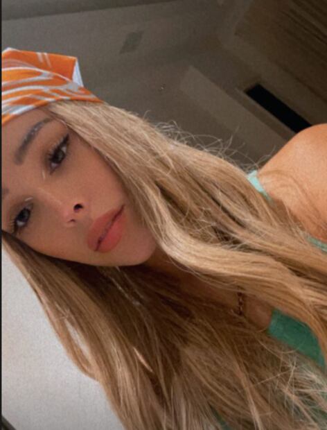 Danna Paola te muestra cómo usar pañoletas en el pelo para verte en tendencia