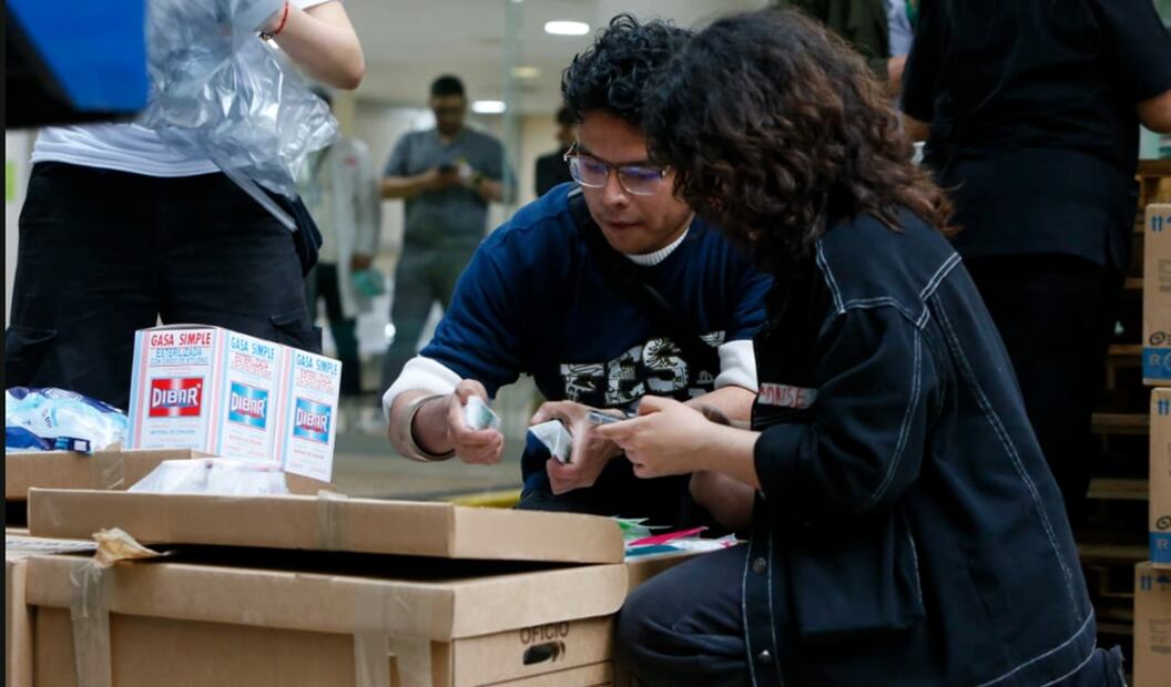 Alumnos de la FES Zaragoza de la UNAM entregaron víveres e insumos médicos y alimentos al Hospital Dr. Rubén Leñero, el jueves 11 de septiembre de 2025. Foto: Darío Luna / EL UNIVERSAL
