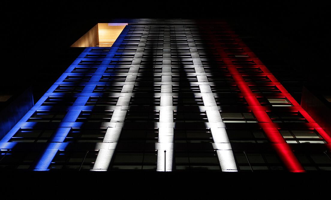 El edificio de la Secretaría de Relaciones Exteriores, se iluminó esta noche con los colores de la bandera de Francia como muestra de solidaridad con las víctimas y sus familias por el acto de violencia ocurrido en Niza, Francia (SRE)