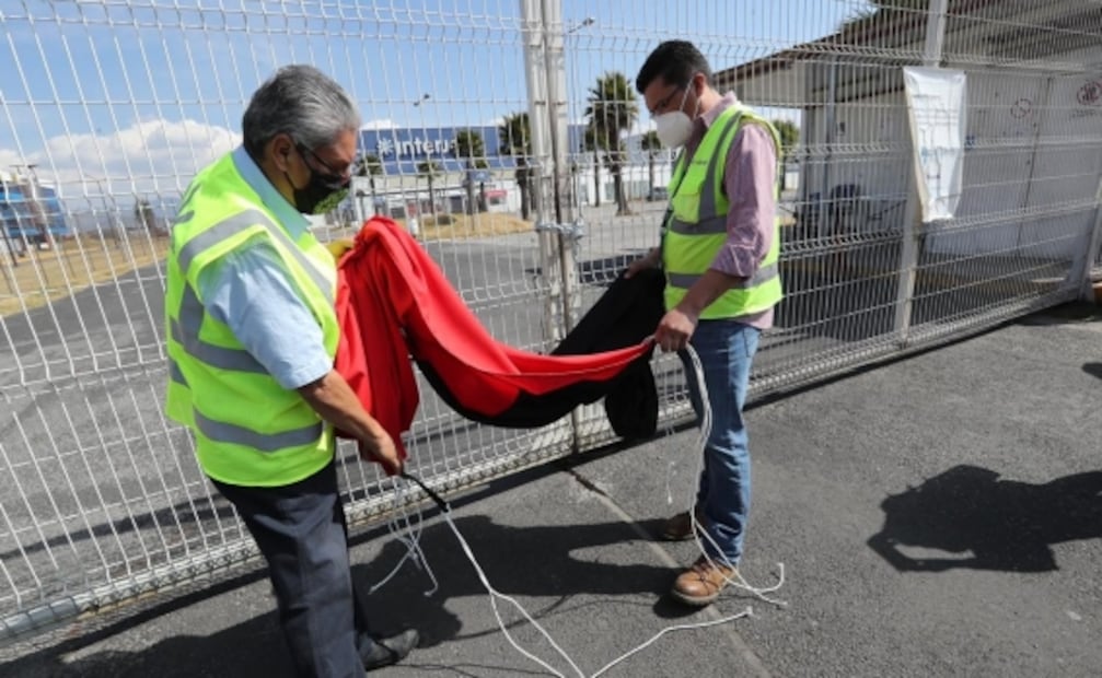 Tras estallar huelga, colocan banderas rojinegras en aviones de Interjet en Aeropuerto de Toluca