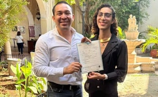 Registro Civil de Mérida emite primera acta de nacimiento con identidad no binaria; sientan precedente jurídico en Yucatán