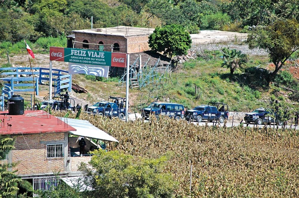 Ayer continuaba el arribo de policías federales a El Carrizalillo para proseguir con la exploración del lugar y ubicar más restos (DASSAEV TÉLLEZ. EL UNIVERSAL)