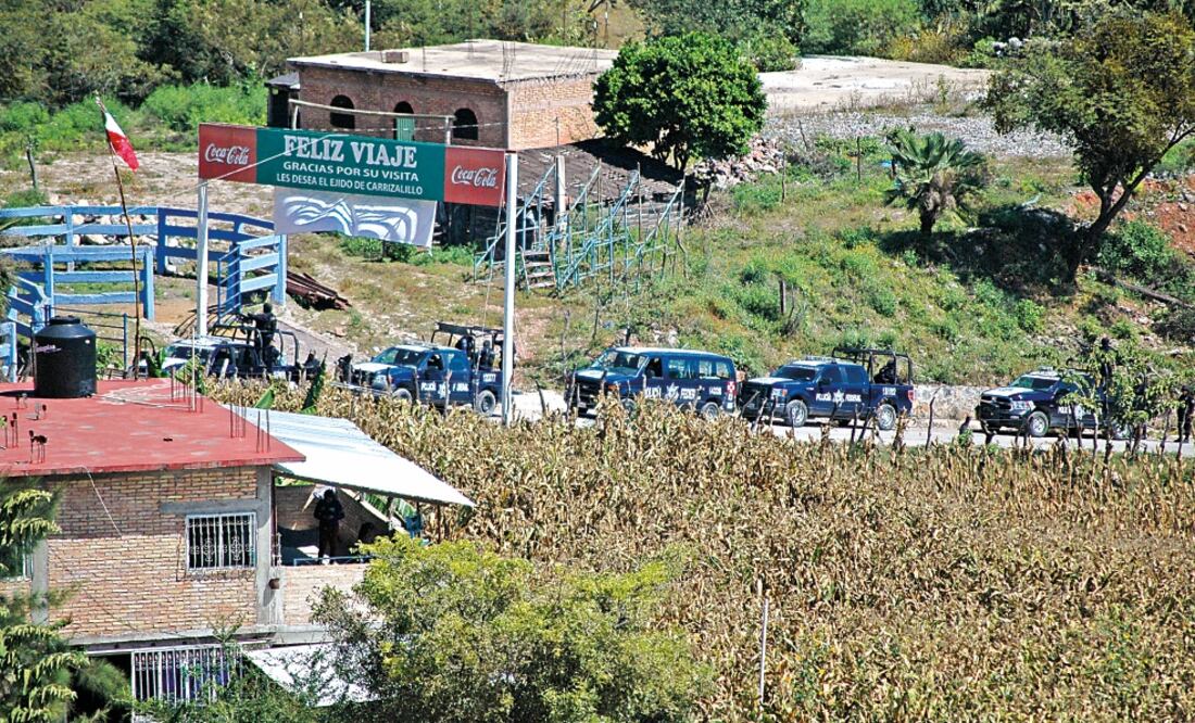 Ayer continuaba el arribo de policías federales a El Carrizalillo para proseguir con la exploración del lugar y ubicar más restos (DASSAEV TÉLLEZ. EL UNIVERSAL)