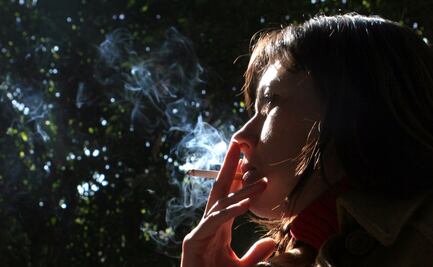 Fumar causa que más adultos jóvenes mueran por Covid-19