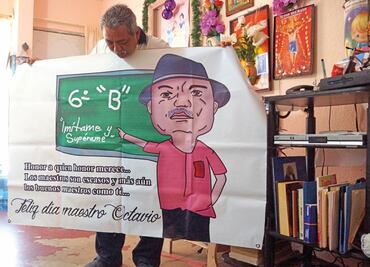 Maestro que da clases afuera de escuela en Oaxaca, lo más compartido