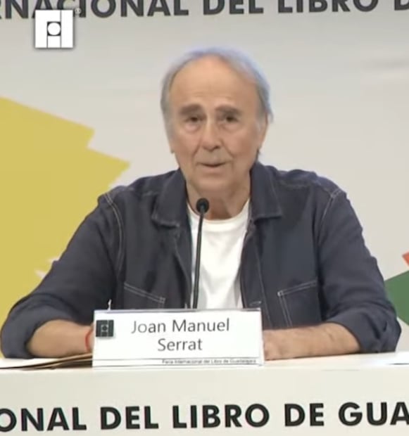 Joan Manuel durante su breve participación en la FIL Guadalajara. Foto: Captura de pantalla.