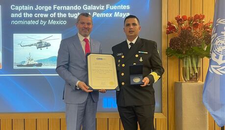 Otorgan a capitán de Pemex el Premio de la Organización Marítima Internacional; rescató a 6 náufragos del huracán Otis