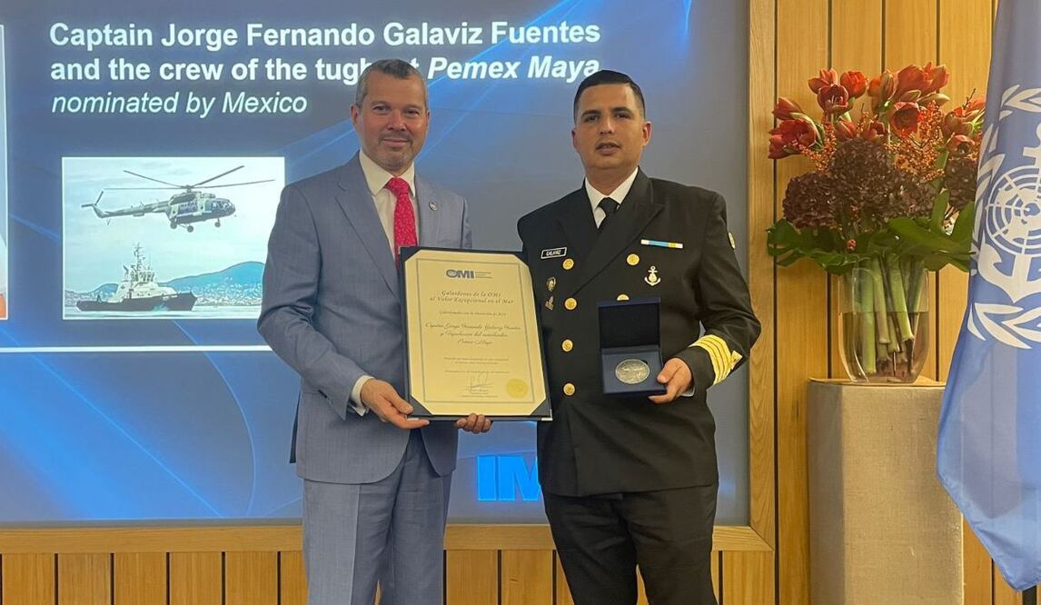 El "Pemex Maya" rescató primero a tres personas "que con chalecos salvavidas luchaban contra las aguas turbulentas, y consiguieron rescatarlas realizando complejas maniobras de salvamento en la oscuridad". Foto: X @IMOHQ